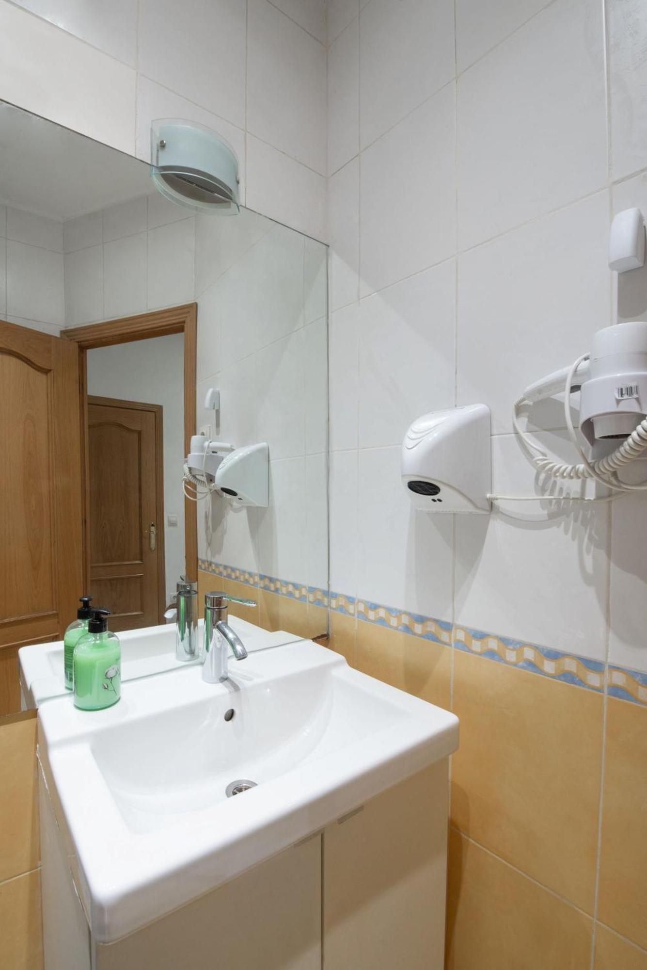 Apartamentos Day Madrid Luna Centro Gran Via Sol Malasana ภายนอก รูปภาพ